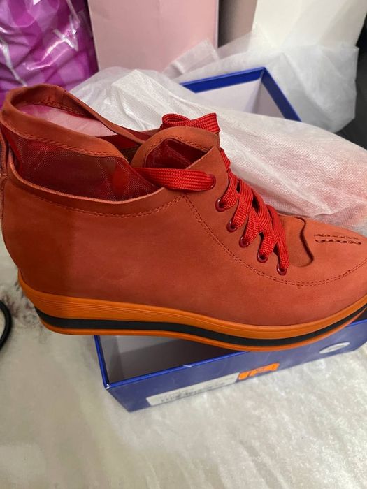 новые. шикарные кроссовки женские