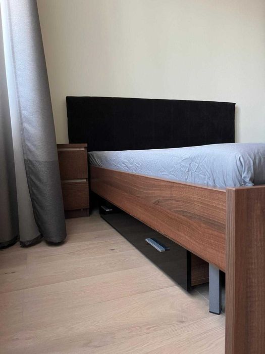 Pat matrimonial 160x200 cu tăblie tapițată și sertare