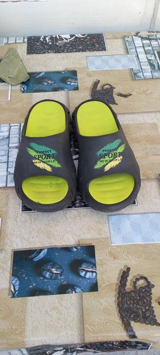 Крассовки Шлёпанцы В хорошем состоянии пару раз одели