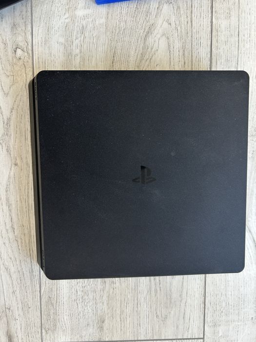 Playstation 4 с един джойстик и игра