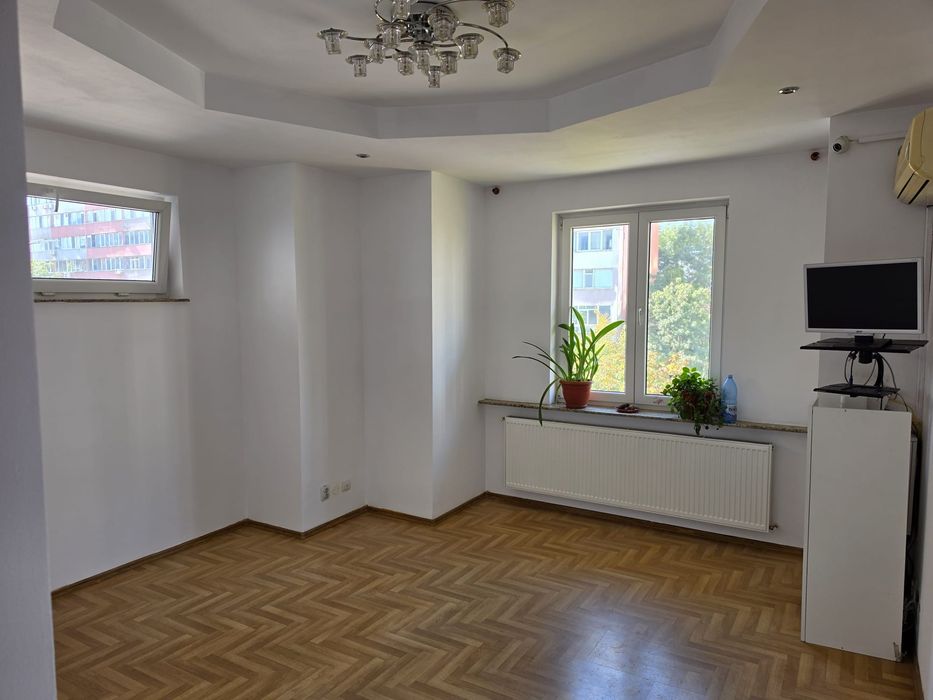 Apartament spațios, luminos, compus din 4 camere, situat in vila, et. 2, 110 mp, supraveghere video