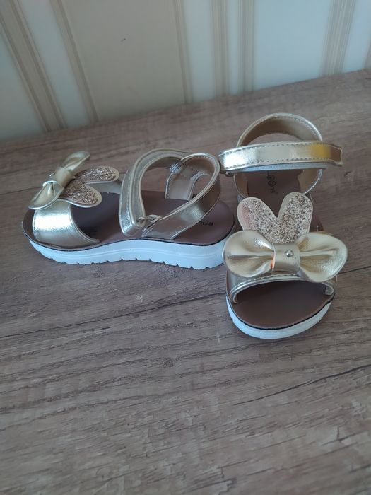 Продам новые сандали на девочку