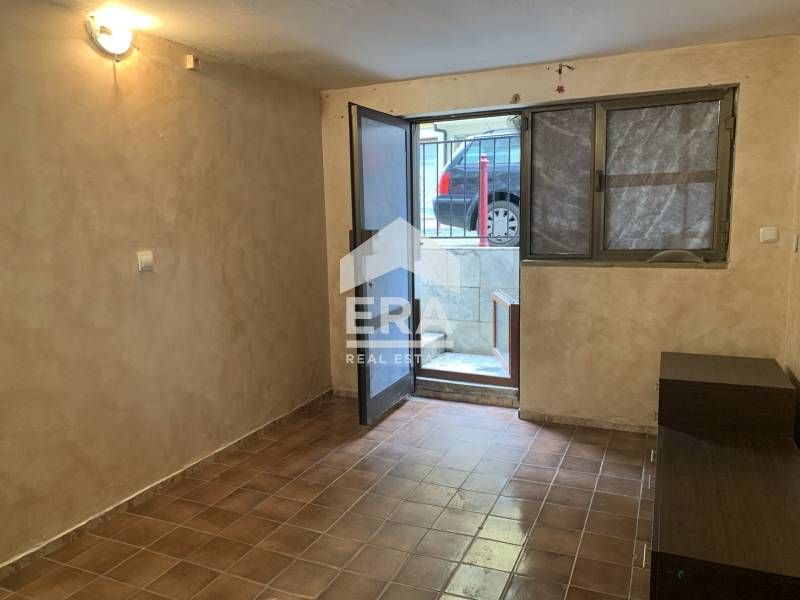 Изключителна ВЪЗМОЖНОСТ! ПОД НАЕМ! Търговско ПОМЕЩЕНИЕ в Идеален ЦЕНТЪ