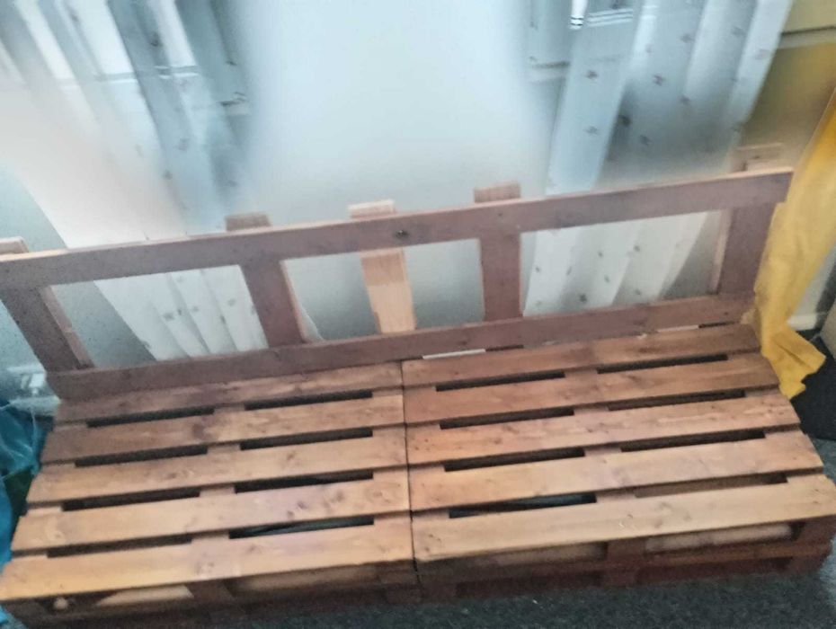 Titlu la anunt: Canapea de lemn din paleti