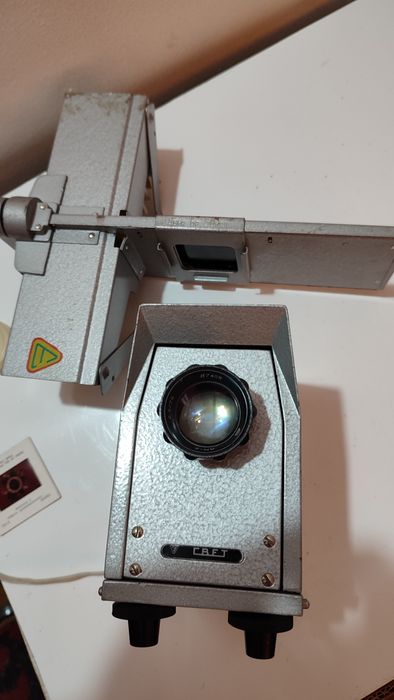 Proiector diapozitive cu magazie