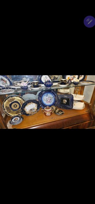 Vitrina lemn farfurii bibelouri