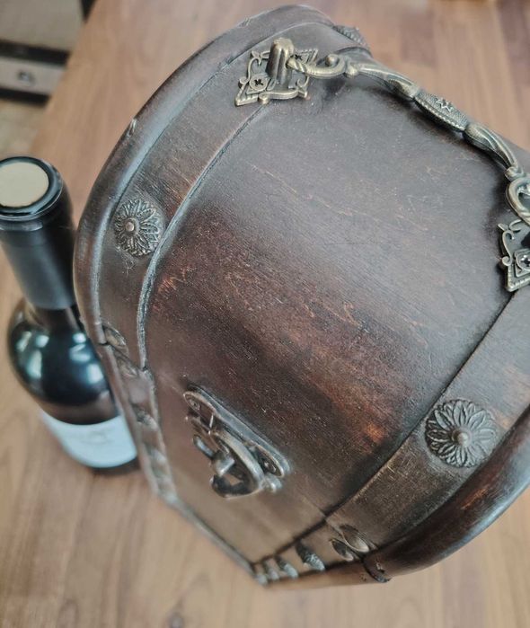 Ретро дървена кутия за бутилка вино или уиски