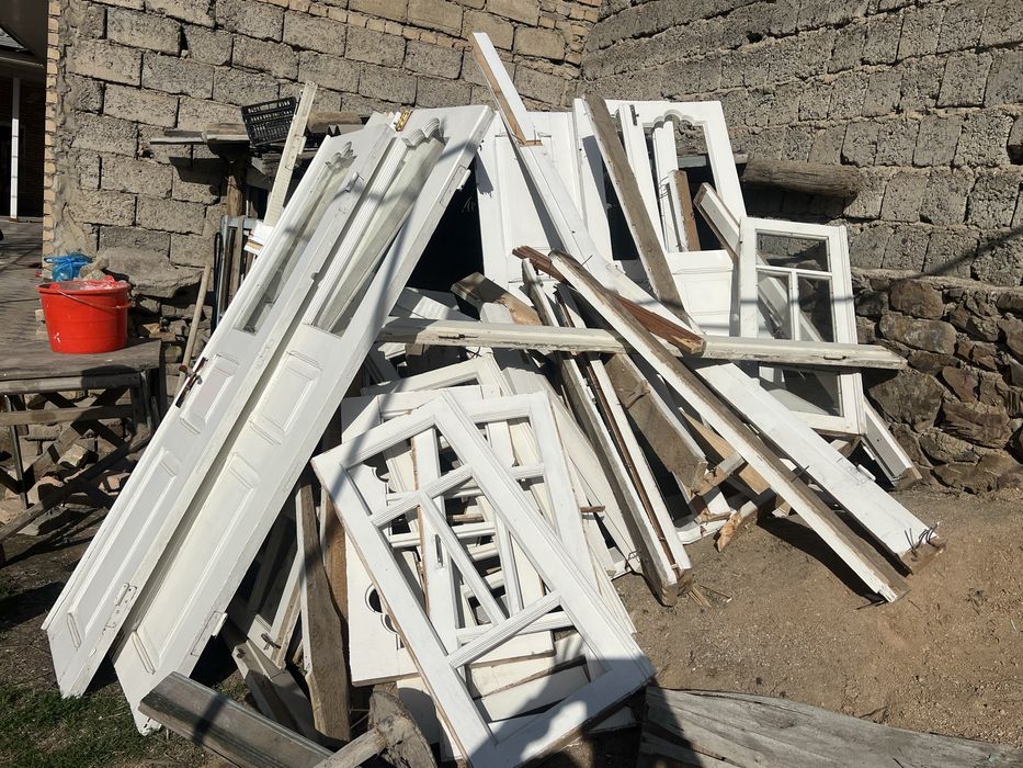 Эски тахтали эшик ва ромлар сотилади. Нархи келишилган ҳолда