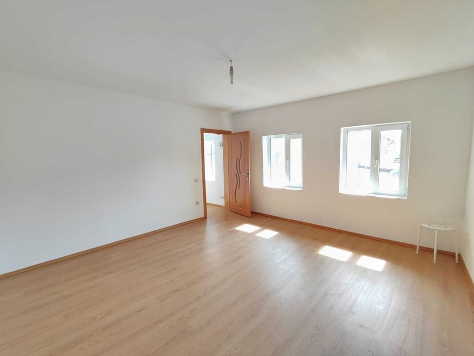 Proprietar inchiriez apartament 2 camere, central, in vila la curte, sector 1, str Maramures, 58 mp, la 5 min de piata Victoriei si Gara de Nord.