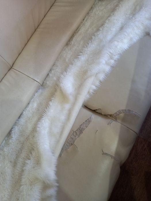 Продам кожаный диван.