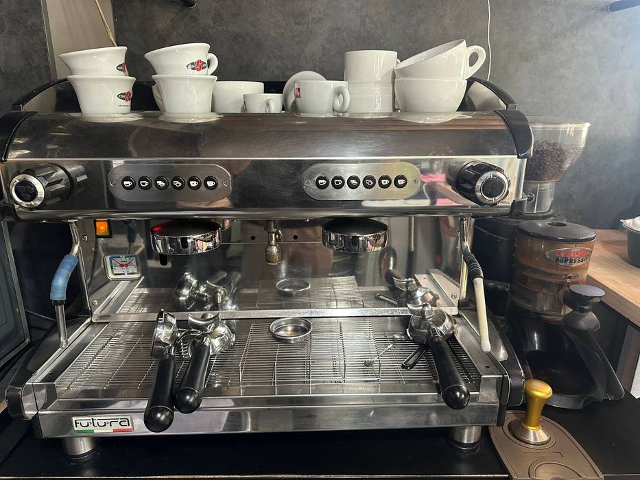 Срочно продаётся итальянская кофе машинка,кофемолка в придачу.