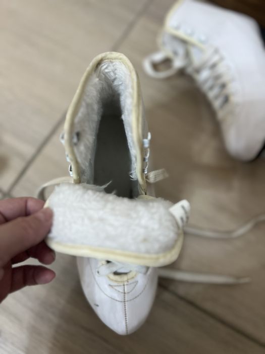 Продам белые коньки