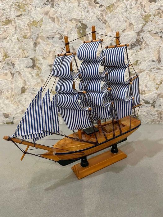 Сувениры (кувшин, парусники, вазочка)