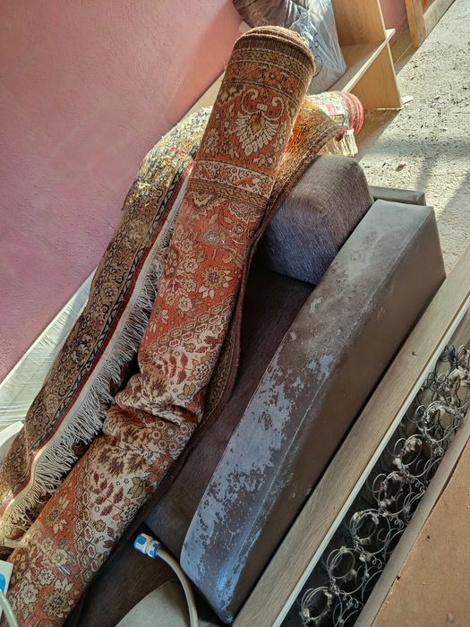 Отдам бесплатно диван и два кресла.