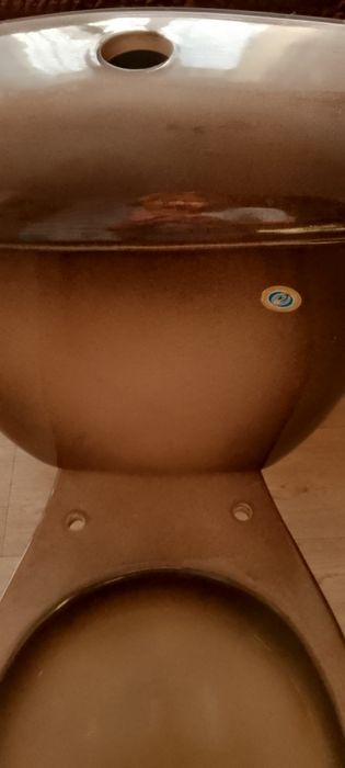 Продается унитаз с бачком в сборе. Состояние нормальное.