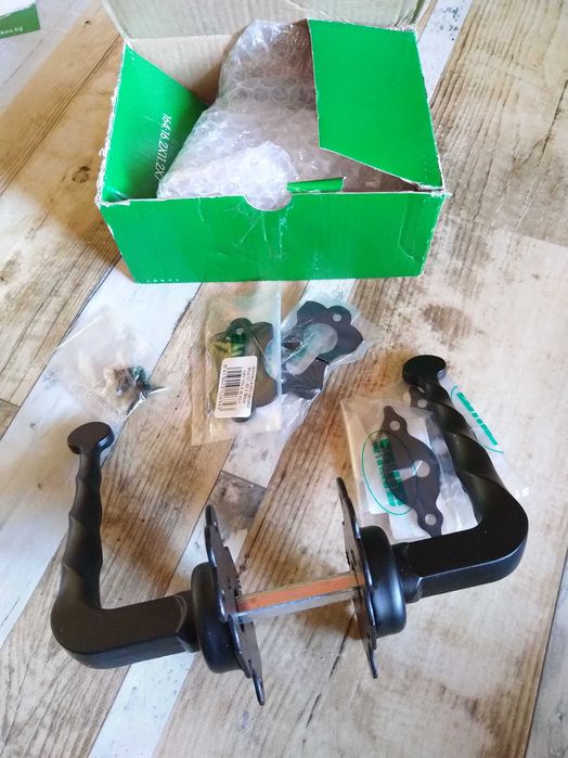 Масивна /тежка/ дръжка и брави обикновен ключ