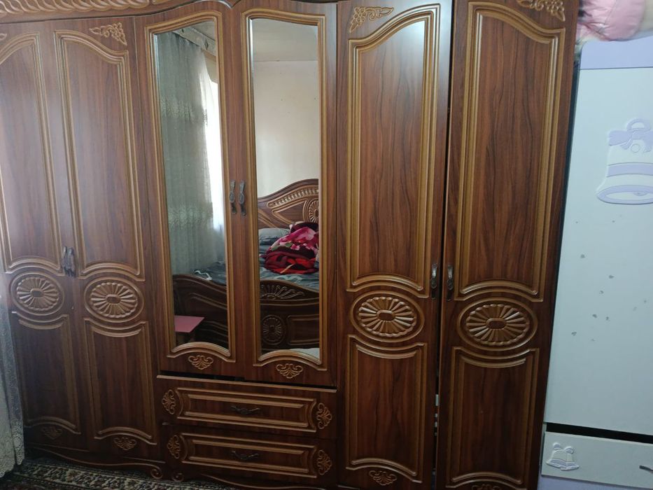 Mebel spalniy , stenka shkaf  holati yaxshi qirilmagan yaxshi tutilgan