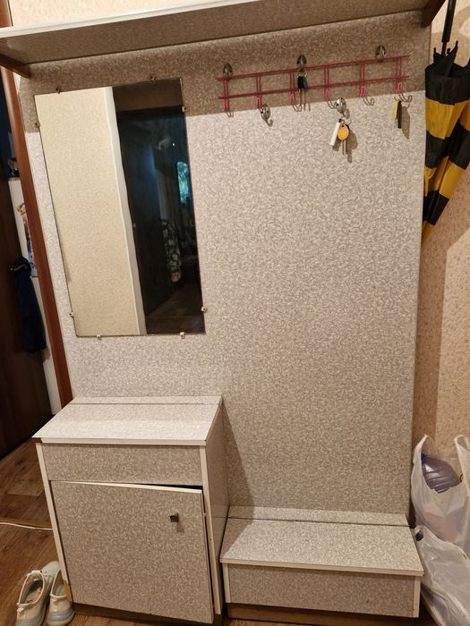 Продаем прихожку
