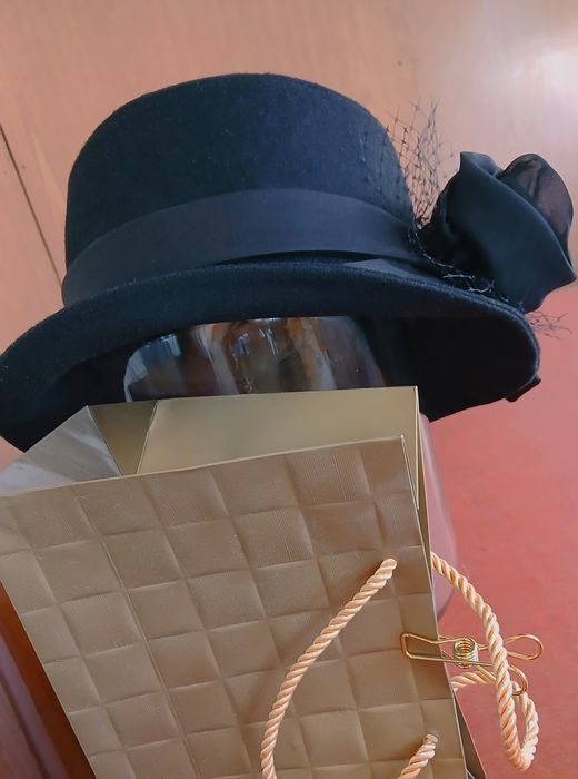 Женская шляпка из кашемира.