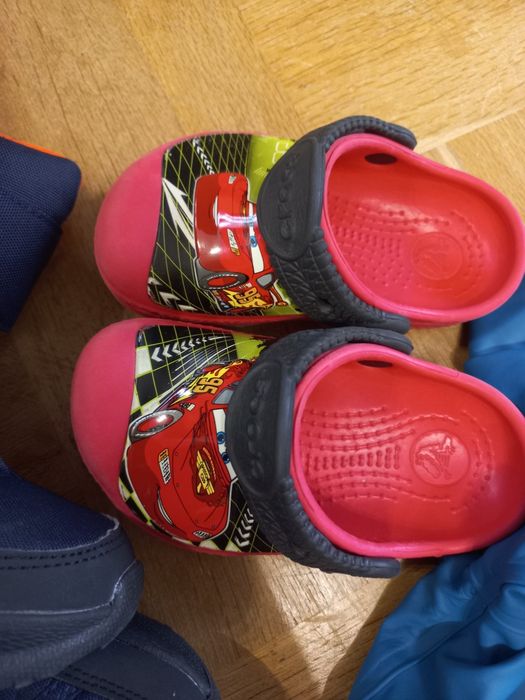 Дъждобран, ботушки и чехли