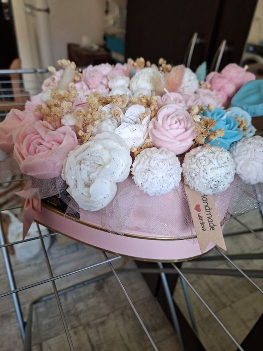 Cadou unic: Aranjament floral cu lumânări parfumate handmade