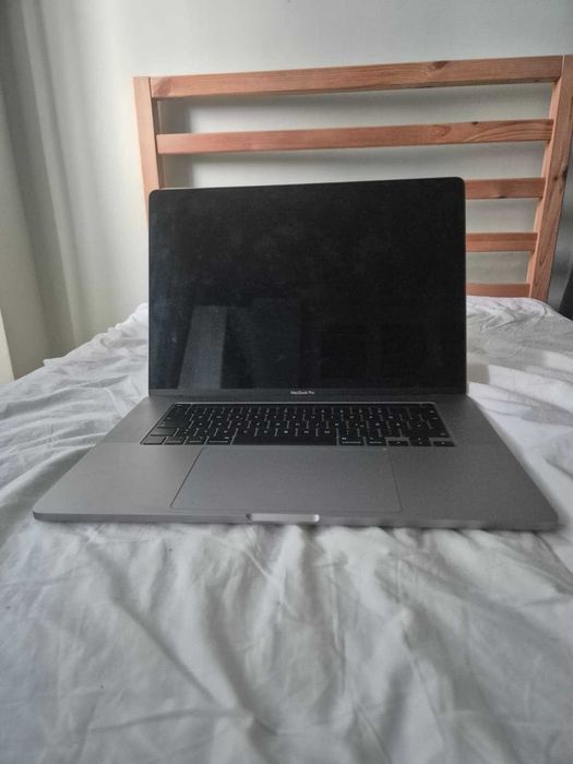 MacBook Pro 16" (2019) – Intel Core i7, 16 GB RAM, 512 GB SSD – stare foarte bună
