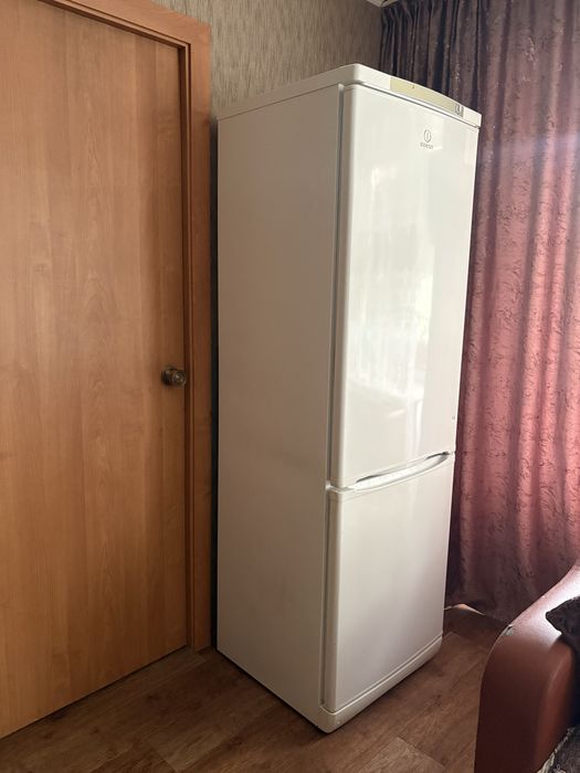 Продам холодильник Indesit