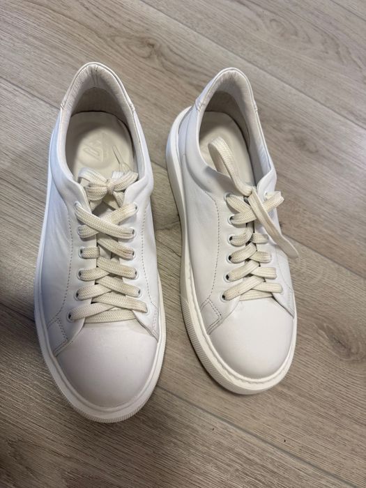 Дамски бели обувки