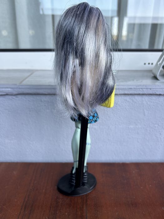 Papusa monsterhigh Frankie Stein  cu stand