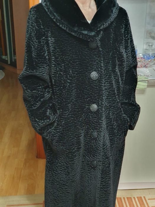 Шуба из искуственного каракуля и пальто