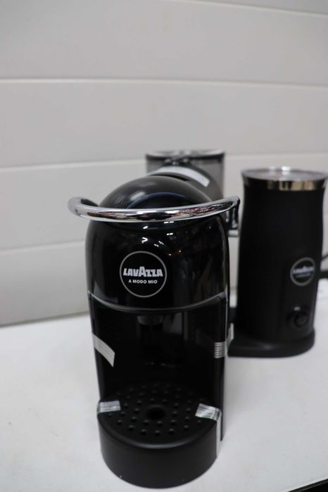 Lavazza, Кафемашина A Modo Mio Jolie&Milk, вграден разпенител за мляко