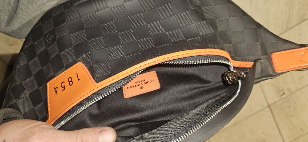 Borseta Louis Vuitton nouă originală se livrează prin curier ori unde