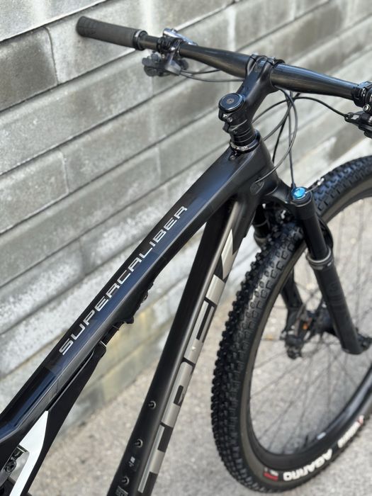 Планински карбонов велосипед TREK SUPERCALIBER 9.8 XT ( M-L размер)