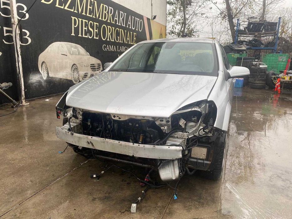 dezmembrez opel astra H 1.7 euro 3/capota astra h/usa astra h