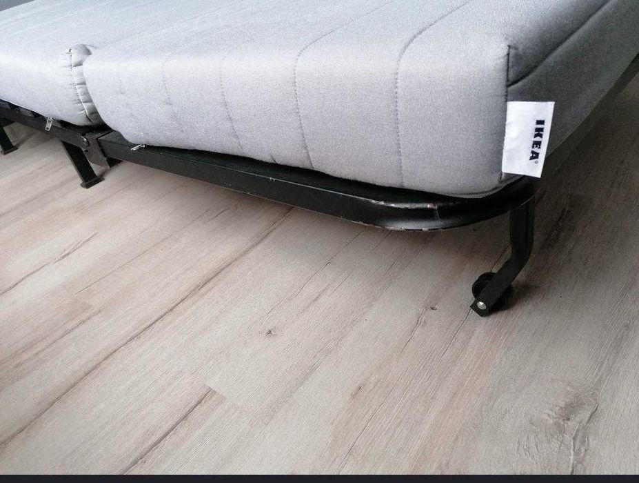 Canapea cu cadru metalic