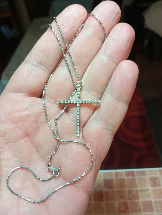 златен кръс с брилянти