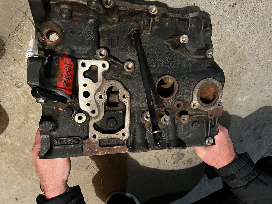 Двигател audi 1.8t  на части (блок AEB)