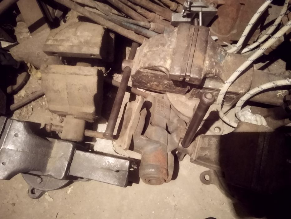 тисы слесарные (тиски)