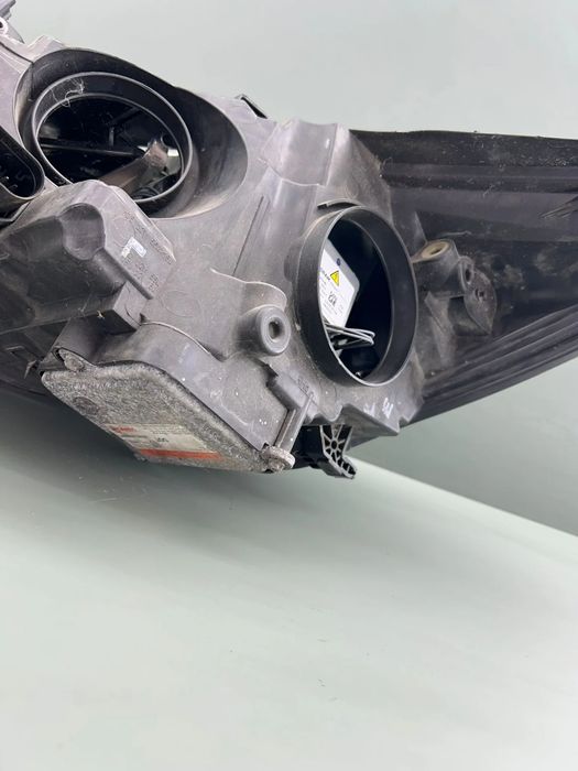 Far dreapta cu Xenon F1EB13D154AB Ford Focus 1.6 PowerShift (105 hp)