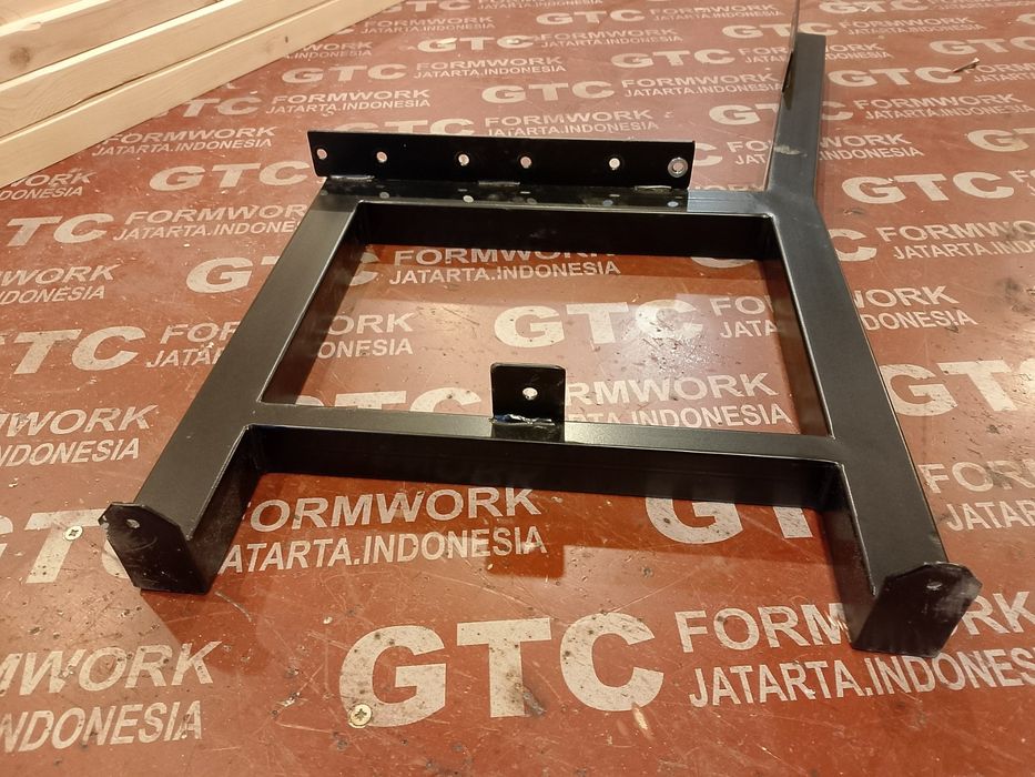 Пейка от прахово боядисан метален профил и иглолистна дървесина.