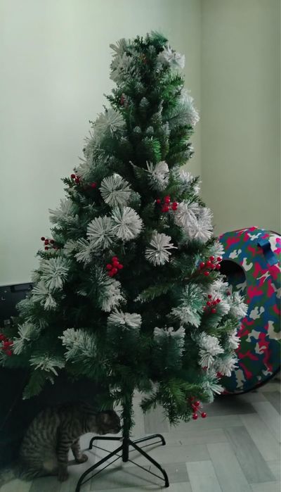 Продам елку новогоднюю срочно!