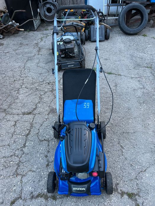 39: Самоходна моторна косачка  Hyndai 4.5 hp
