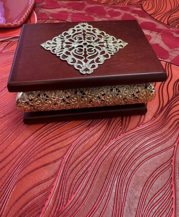 Cutie de bijuterii din lemn masiv si placata cu argint