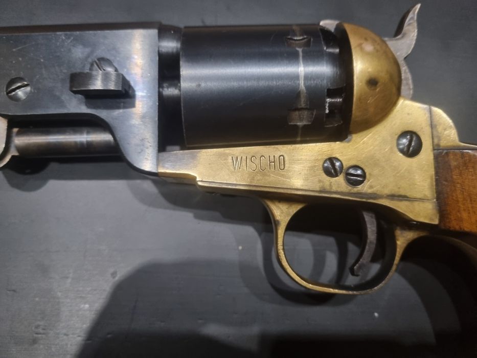 Стар револвер Колт Нави 1851г