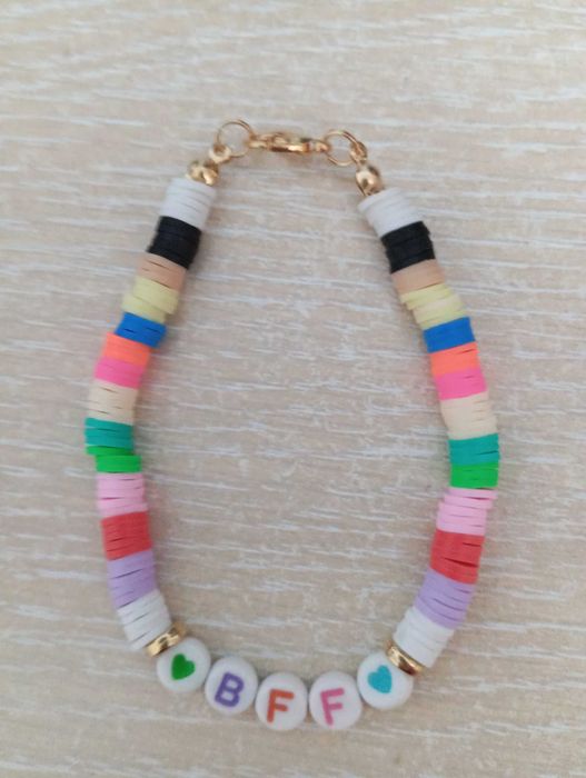 Продавам ръчно изработени гривни