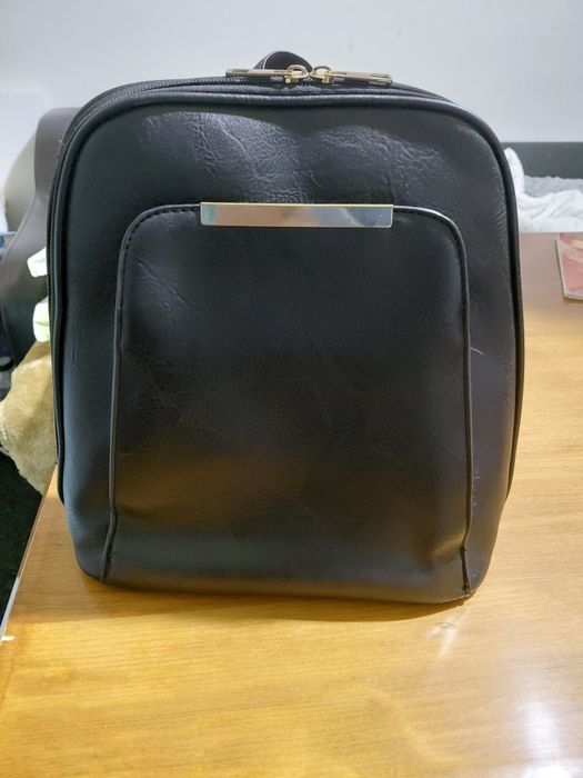 Rucsac & Poșetă 2-în-1 Negru Elegant – Detalii Aurii (Stare Excelentă)