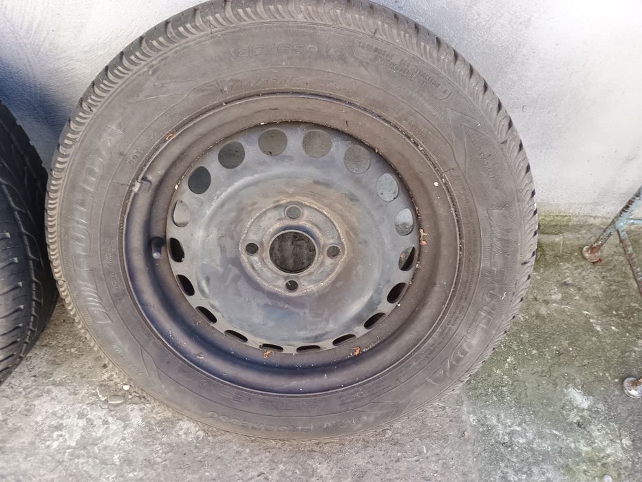 Vând cauciucuri de vara cu tot cu jante .