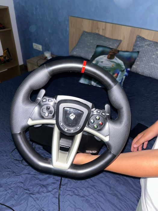 Vand volan xbox racing wheels overdrive pret negociabil el este compatibil cu pc si xbox