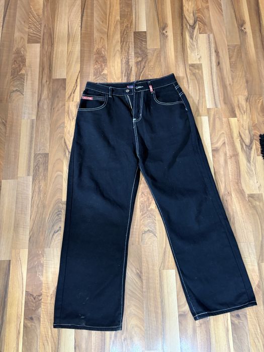 черные джинсы.    .