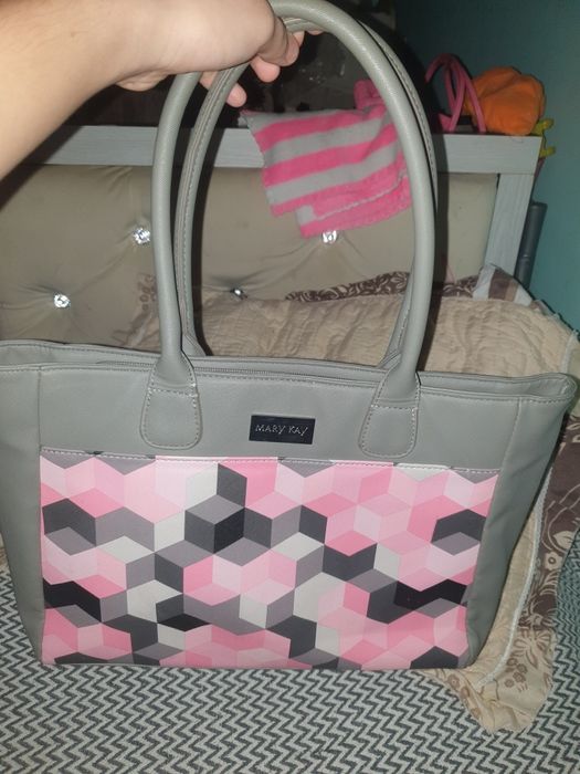 Прадаю кожанную сумку Модель Mary key.